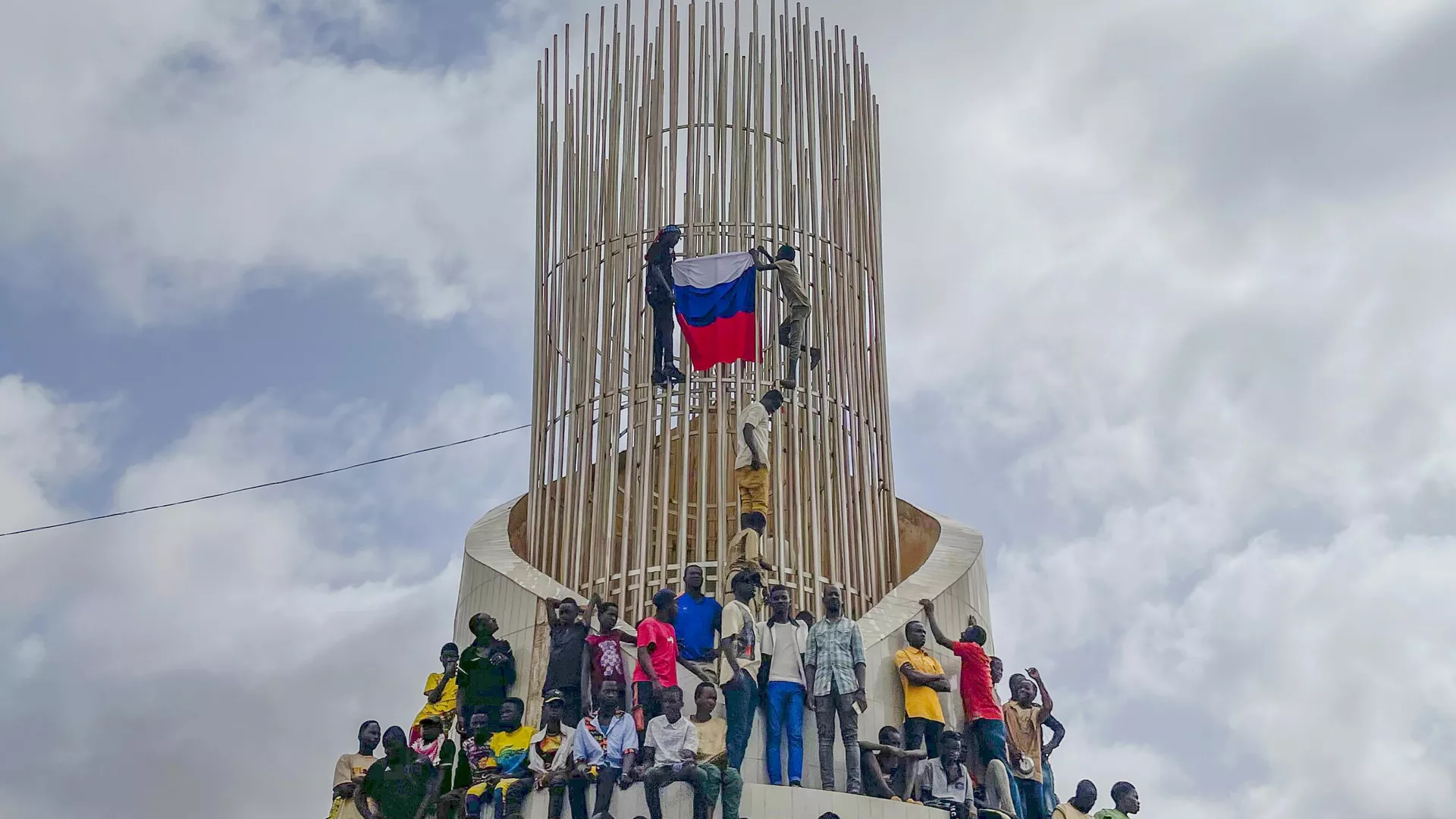 В столице Нигера подняли российские флаги