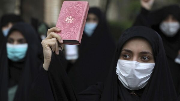 Участники акции против сожжения Корана в Тегеране, Иран