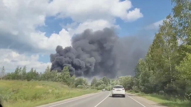 Пожар на складе с резиной и пластиком в Яхроме