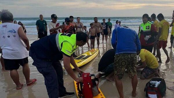 Медики и спасатели реанимируют туриста из России на пляже Сурин