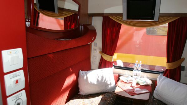 В купе спального вагона I класса нового российского поезда класса Люкс - Гранд-экспресс сообщением Москва - Санкт-Петербург