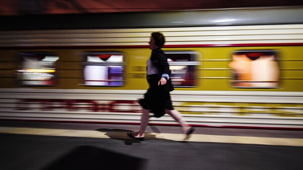 Женщина бежит по платформе Ленинградского вокзала рядом со стоящим поездом Гранд Экспресс сообщением Москва - Санкт-Петербург. Рейс поезда 17 июля - юбилейный, в честь 15-летия Гранд Экспресса