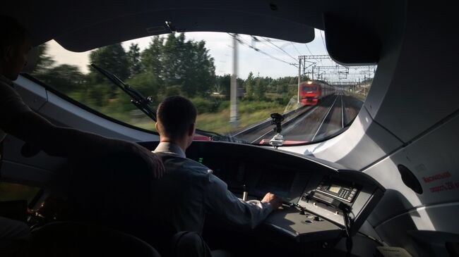 Машинист в кабине высокоскоростного поезда Сапсан на линии Санкт-Петербург-Москва