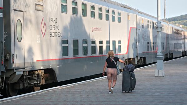 Пассажир из скорого двухэтажного поезда Таврия из Москвы на железнодорожном вокзале Феодосии
