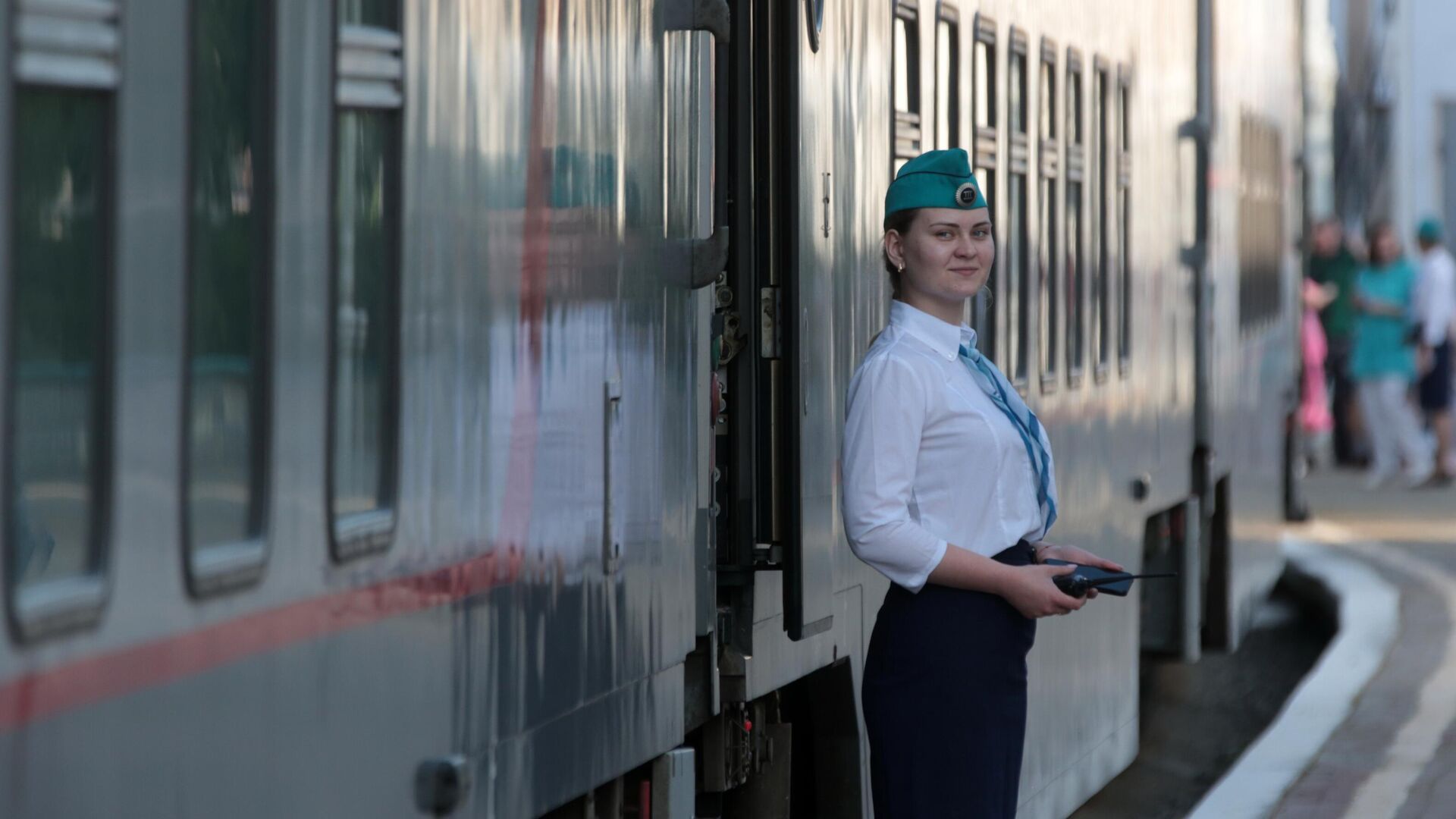 Проводник у скорого двухэтажного поезда Таврия из Москвы на железнодорожном вокзале Феодосии - РИА Новости, 1920, 06.08.2023