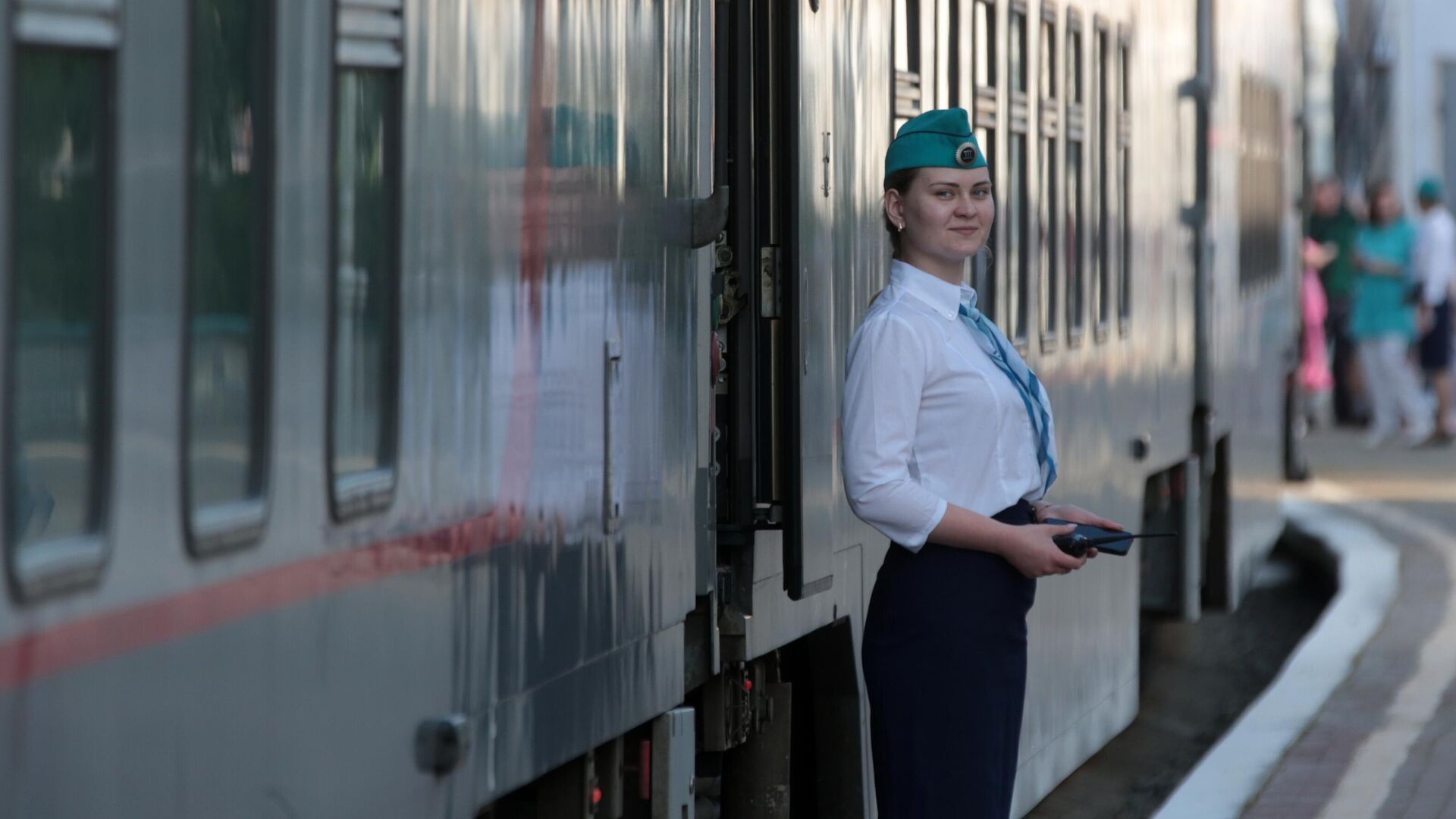 Проводник у скорого двухэтажного поезда Таврия из Москвы на железнодорожном вокзале Феодосии - РИА Новости, 1920, 06.08.2023