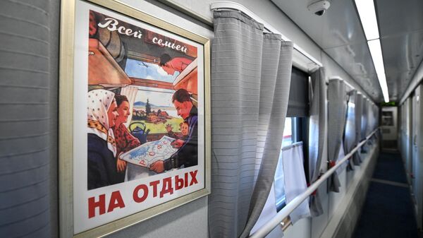 Картина в вагоне нового туристического поезда Сочи сообщением Туапсе – Сочи – Гагра