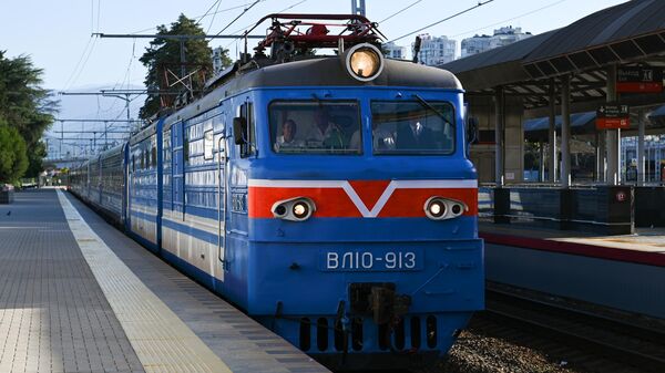 Новый туристический поезд Сочи сообщением Туапсе – Сочи – Гагра на платформе железнодорожного вокзала города Сочи