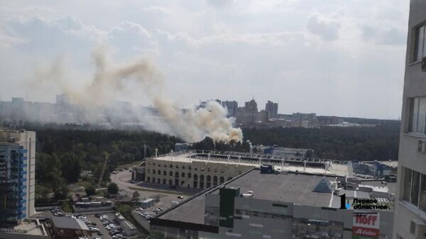 Дым от горящего здания в Челябинске