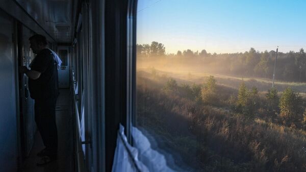 Вид из окна пассажирского поезда на Транссибирской железнодорожной магистрали в Иркутской области