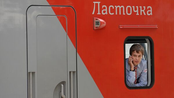 Машинист перед отправлением электропоезда Ласточка на железнодорожном вокзале в Сочи