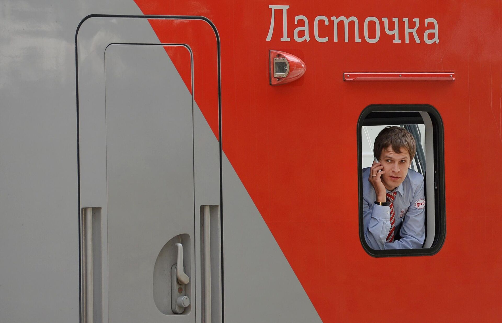Машинист перед отправлением электропоезда Ласточка на железнодорожном вокзале в Сочи - РИА Новости, 1920, 06.12.2023