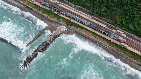Железная дорога на побережье Черного моря в Туапсинском районе