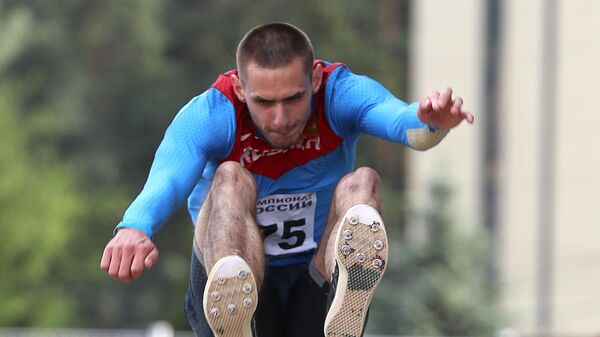 Артем Примак выполняет прыжок в длину на чемпионате России по легкой атлетике.