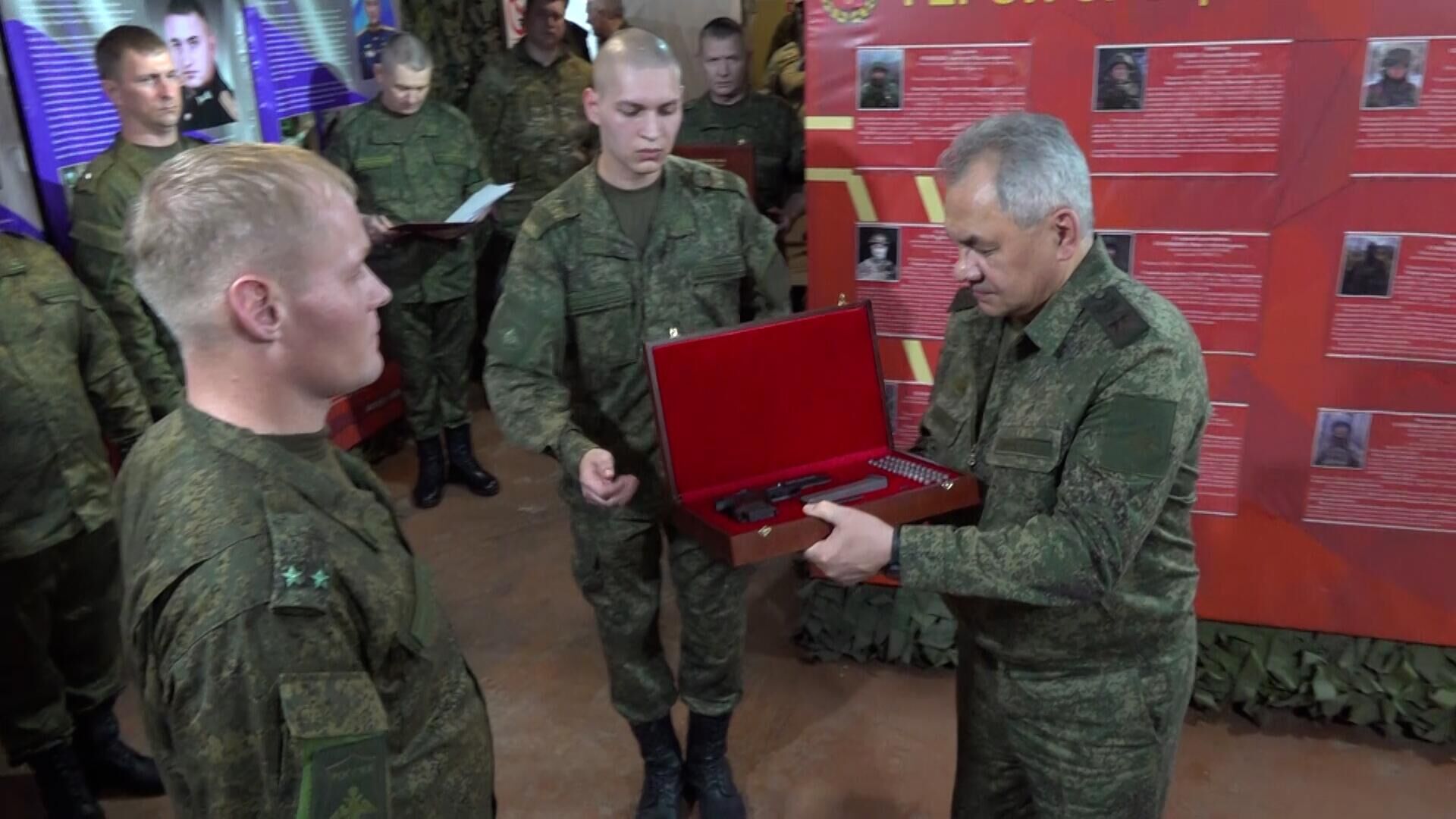 Вручение госнаград и именного оружия военным из группировки войск Центр - РИА Новости, 1920, 05.08.2023