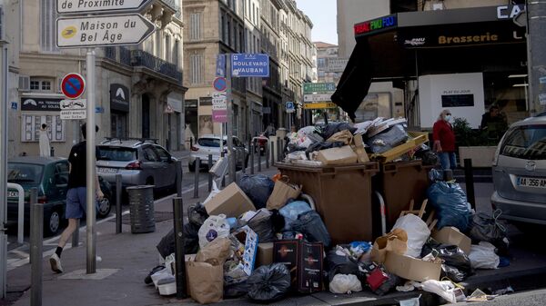 Мусор на улице Марселя во время забастовки уборщиков