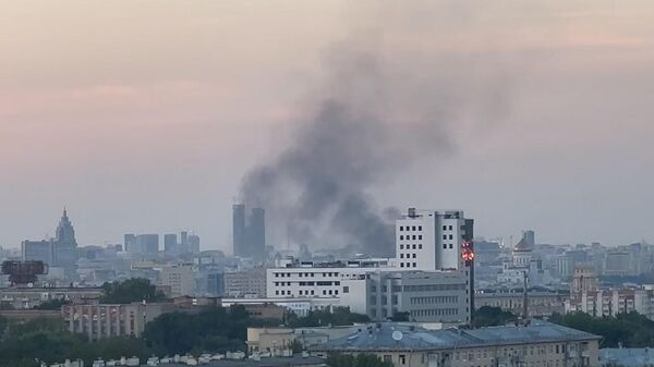 Дым от горящего автомобиля в районе Остоженки в Москве