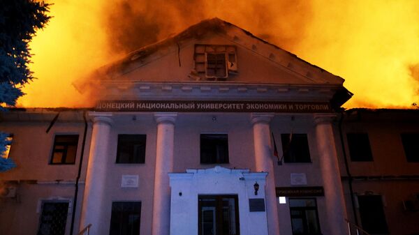 Пожар в здании первого корпуса Донецкого национального университета экономики и торговли им. Михаила Туган-Барановского в результате обстрела ВСУ
