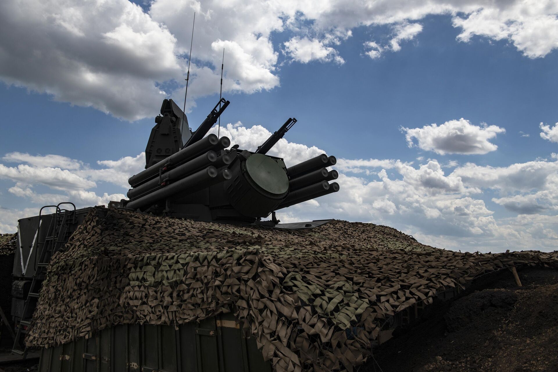 Зенитный ракетно-пушечный комплекс (ЗРПК) Панцирь-С1 на полевом аэродроме в зоне проведения специальной военной операции Зенитный ракетно-пушечный комплекс (ЗРПК) Панцирь-С1 на полевом аэродроме в зоне проведения специальной военной операции - РИА Новости, 1920, 27.05.2025