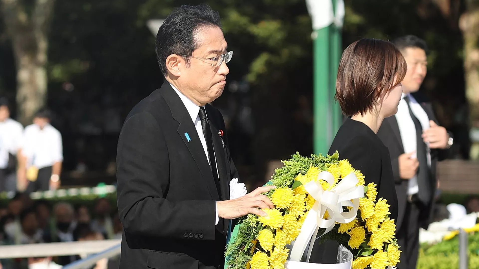 Japanese Prime Minister Fumio Kishida during the laying of a wreath at the funeral ceremony in memory of the victims of the atomic bombing of Hiroshima - RIA Novosti, 1920, 08/06/2023
