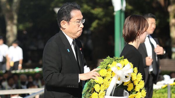 Премьер-министр Японии Фумио Кисида во время возложения венка на траурной церемонии памяти жертв атомной бомбардировки Хиросимы
