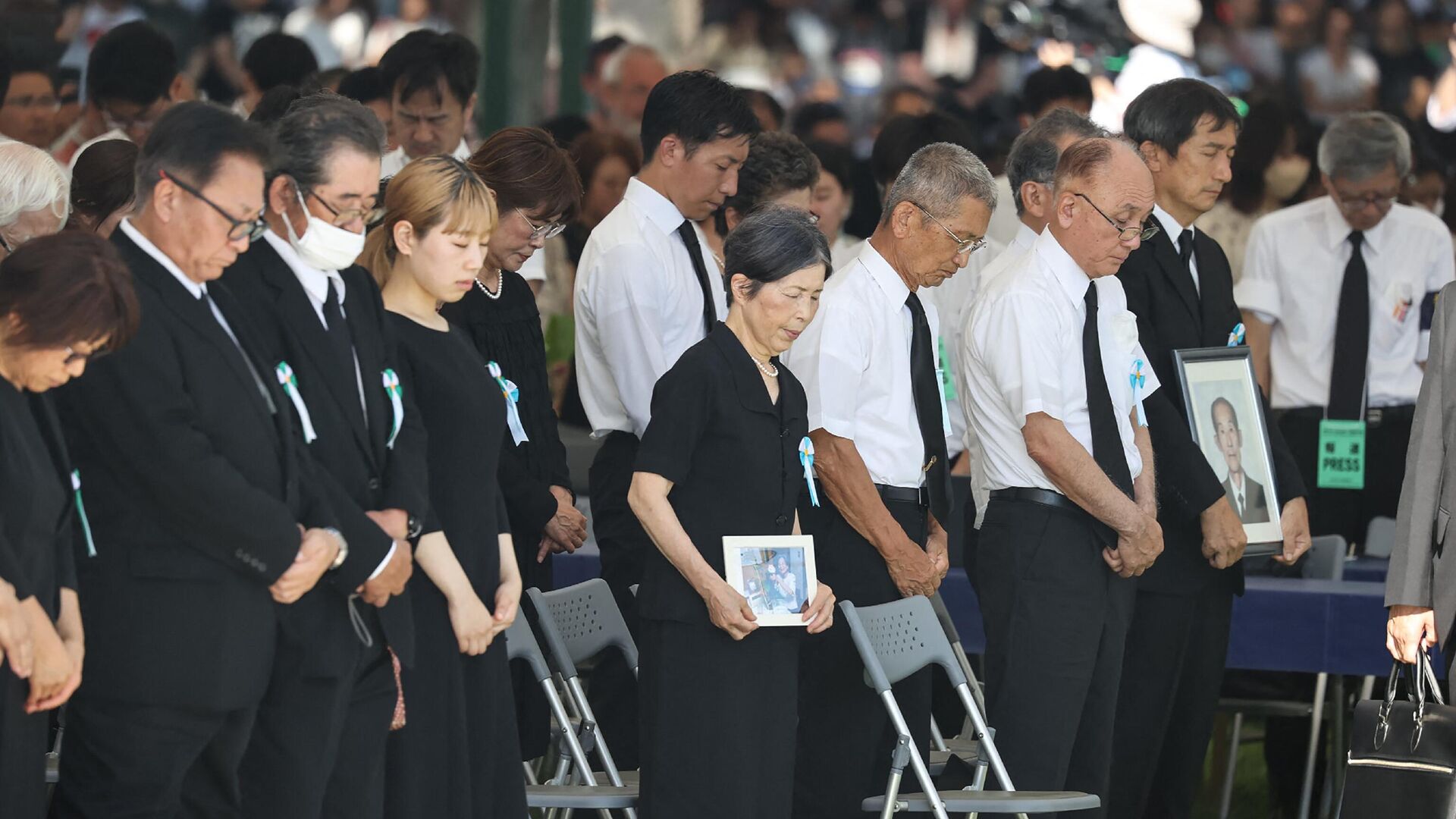 Участники соблюдают минуту молчания во время церемонии памяти жертв атомной бомбардировки Хиросимы - РИА Новости, 1920, 06.08.2023