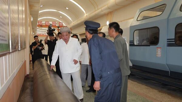 Лидер КНДР Ким Чен Ын во время инспектирования работы основных военных заводов