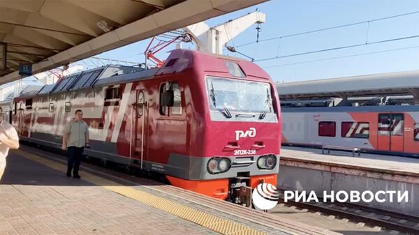Гранд Сервис Экспресс показал вагоны и локомотив поезда Москва-Петербург в новом серо-сливовом цвете. Кадр видео