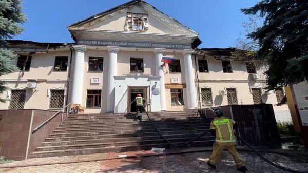 Тушение пожара в Донецком университете экономики и торговли после обстрела ВСУ