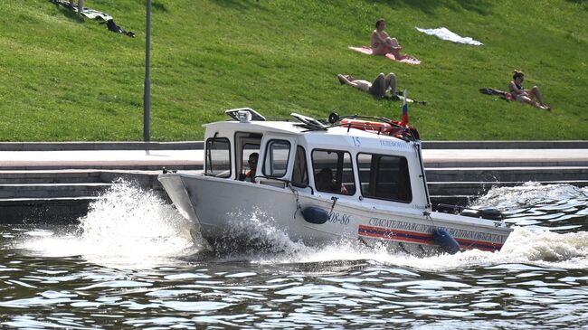 Работа спасателей во время жары в Москве