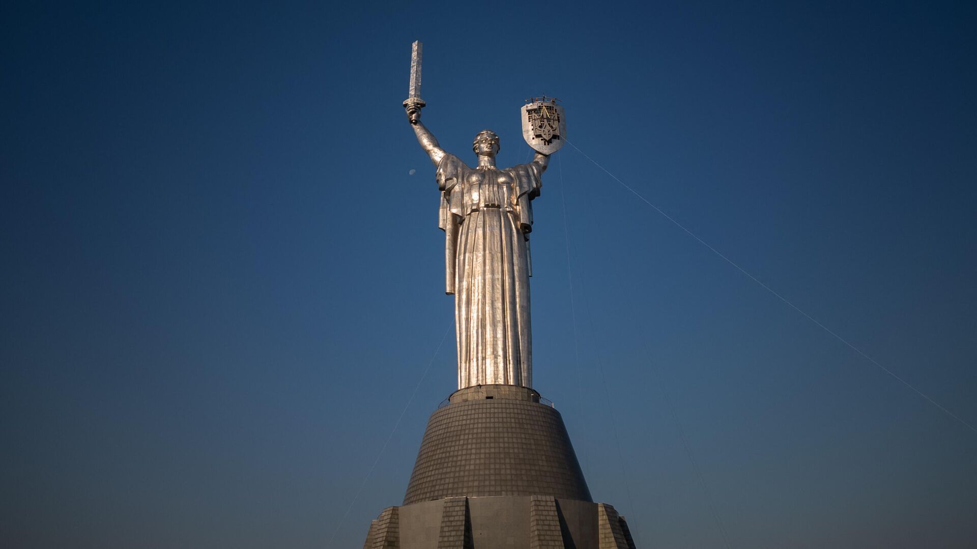 Рабочие устанавливают герб Украины на монумент Родина-мать в Киеве - РИА Новости, 1920, 07.08.2023