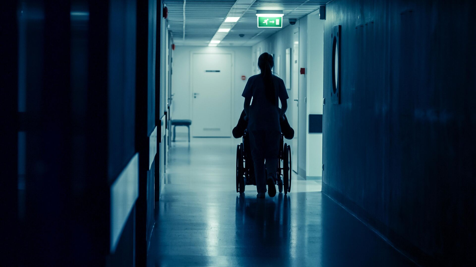 Медсестра с пациентом в коридоре больницы - РИА Новости, 1920, 07.08.2023