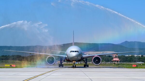 Самолет Boeing 777 авиакомпании Россия, прибывший из Москвы, встречают водной аркой в аэропорту им. А.П. Чехова в Южно-Сахалинске