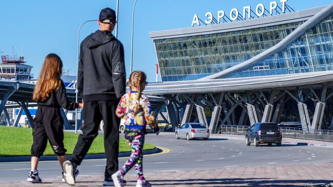 Пассажиры у нового здания аэропорта им. А.П. Чехова в Южно-Сахалинске