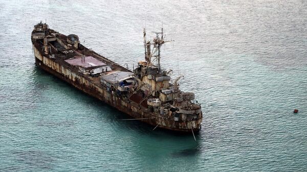 Военный корабль Сьерра-Мадре ВМС Филиппин на отмели Аюнгин в Южно-Китайском море