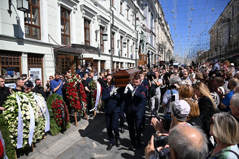 Вынос гроба с телом народной артистки РСФСР Ирины Мирошниченко после церемонии прощания в театре МХТ им. Чехова