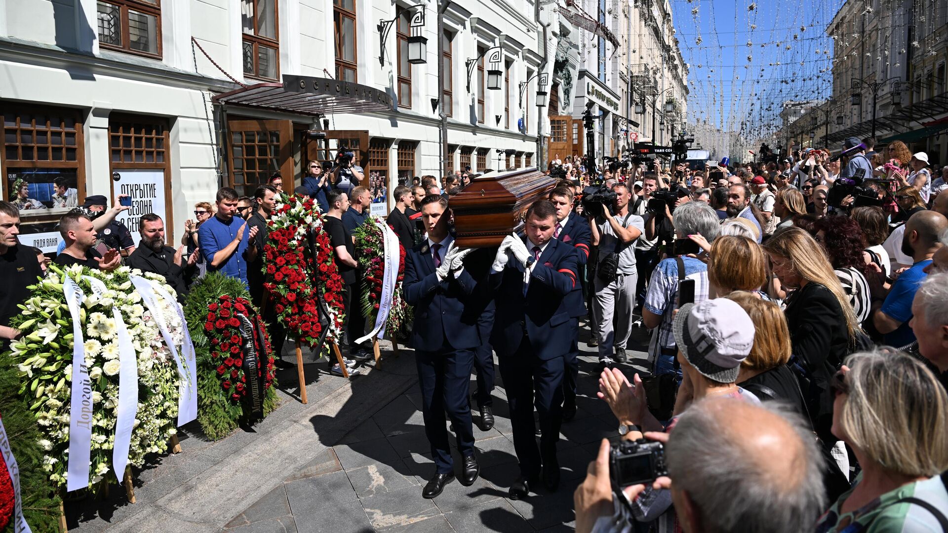 Вынос гроба с телом народной артистки РСФСР Ирины Мирошниченко после церемонии прощания в театре МХТ им. Чехова. 7 августа 2023 - РИА Новости, 1920, 07.08.2023