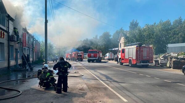 Тушение пожара в ТЦ Юг Восток, расположенном в поселке Верея Раменского городского округа