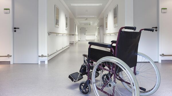 Инвалидное кресло в коридоре больницы