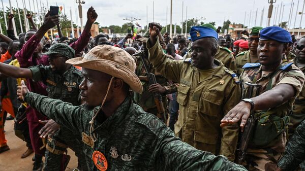 Нигерские военнослужащие во время митинга сторонников военного переворота на стадионе в Ниамее