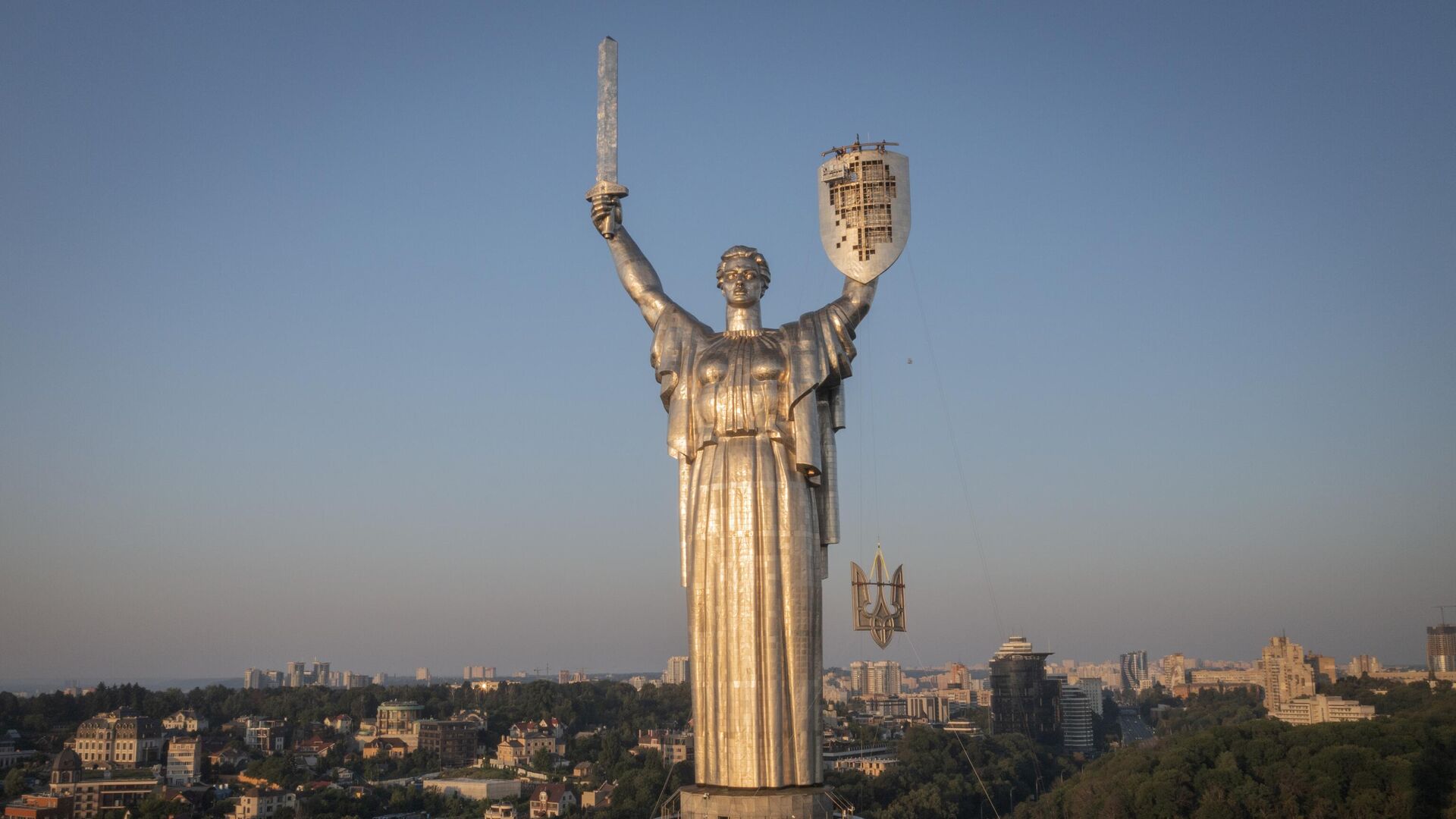 Рабочие устанавливают герб Украины на монумент Родина-мать в Киеве - РИА Новости, 1920, 22.06.2024