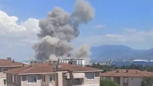 Дым от взрыва в порту Дериндже в Турции