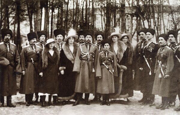 Императорская семья и казачий полк. 1916 год Императорская семья и казачий полк. 1916 год
