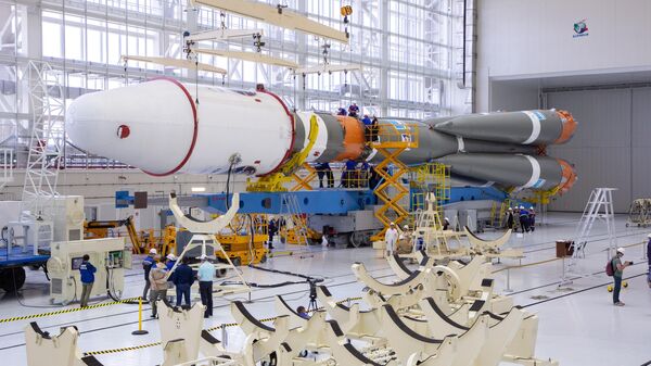 Сборка ракеты для запуска автоматической станции Луна-25