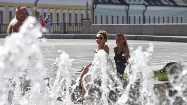 Отдыхающие у фонтана в Лубочном переулке в Москве