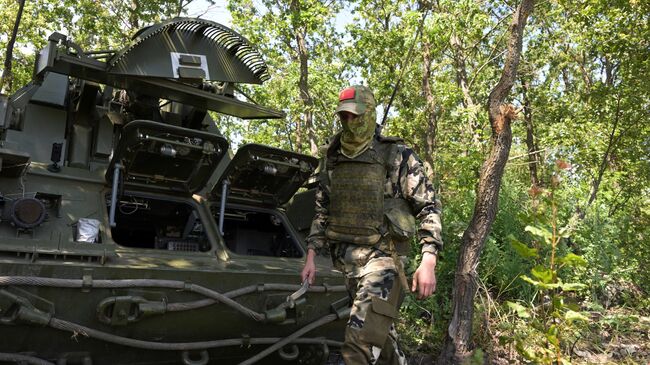 Механик производит осмотр зенитного ракетного комплекса (ЗРК) Тор-М1 в зоне СВО