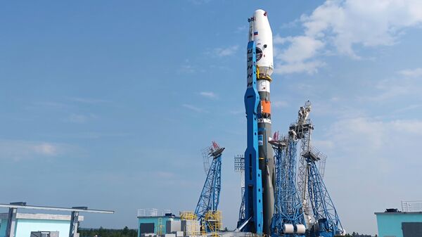 Установка ракеты Союз-2.1б с автоматической станцией Луна-25 на стартовый комплекс космодрома Восточный
