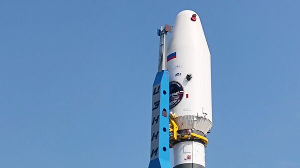 Установка ракеты Союз-2.1б с автоматической станцией Луна-25 на стартовый комплекс космодрома Восточный