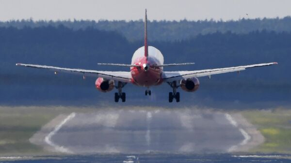 Пассажирский самолет совершает посадку в аэропорту