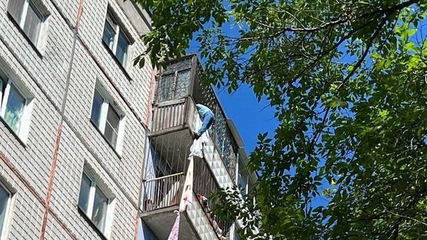 Женщина пытается спуститься на простынях с 9-го этажа жилого дома в Хабаровске